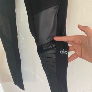High waisted Alo Yoga Motto Legging- NEVER WORN